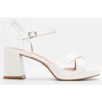 πέδιλα με χιαστί λουράκια & φιάπα  σε προσφορά