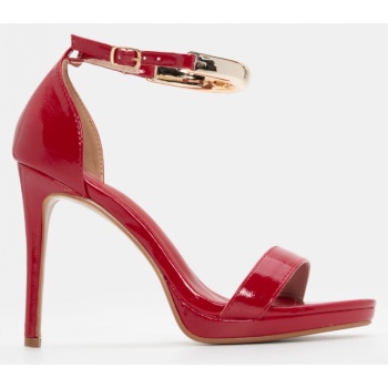 πέδιλα με μεταλλική λεπτομέρεια στην σε προσφορά