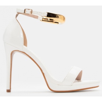 πέδιλα με μεταλλική λεπτομέρεια στην σε προσφορά