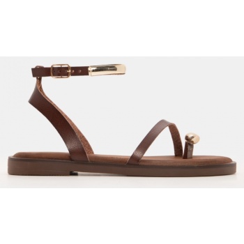 flat σανδάλια με μεταλλικές σε προσφορά