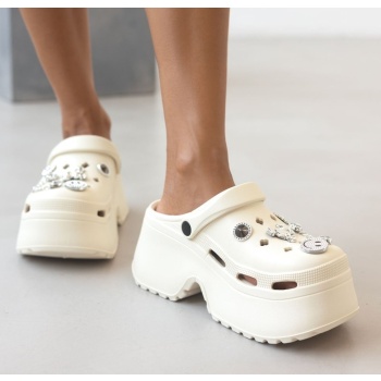 σαμπό με ψηλή σόλα και διακοσμητικά 