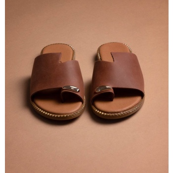 σανδάλια δερμάτινα με ασύμμετρη φάσα