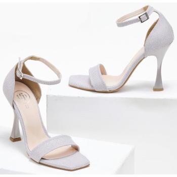 πέδιλα με μπαρέτα και ιριδίζον ύφασμα σε προσφορά