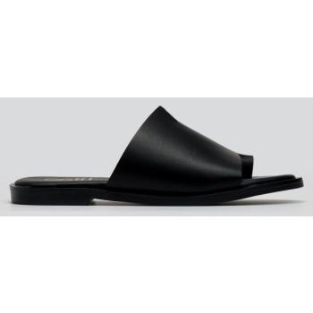 σανδάλια δερμάτινα με ασύμμετρη φάσα σε προσφορά