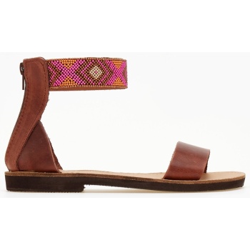 σανδάλια δερμάτινα με χάντρες στη