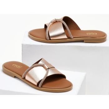 σανδάλια με ασύμμετρη φάσα και στρας σε προσφορά