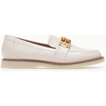 μοκασίνια με ματ μεταλλική αγκράφα σε προσφορά