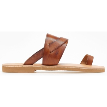 σανδάλια δερμάτινα με ιδιαίτερη φάσα σε προσφορά